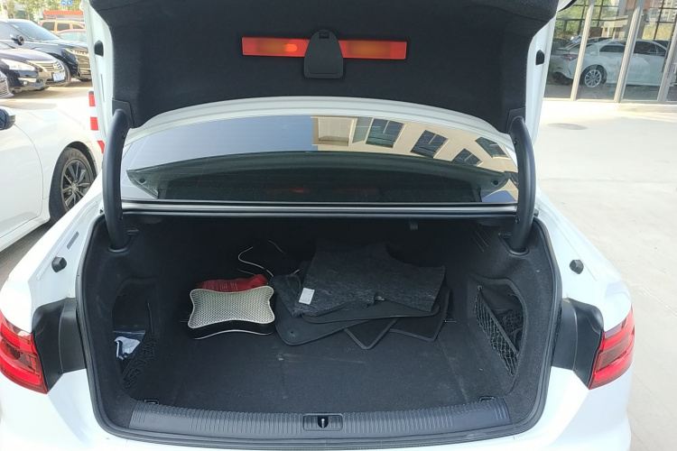 奥迪A4L 2018款 30周年年型 40 TFSI 时尚型局部细节23