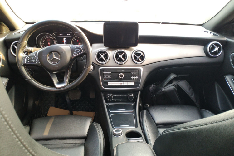 奔驰CLA 2017款 改款 CLA 200 时尚型中控内饰12