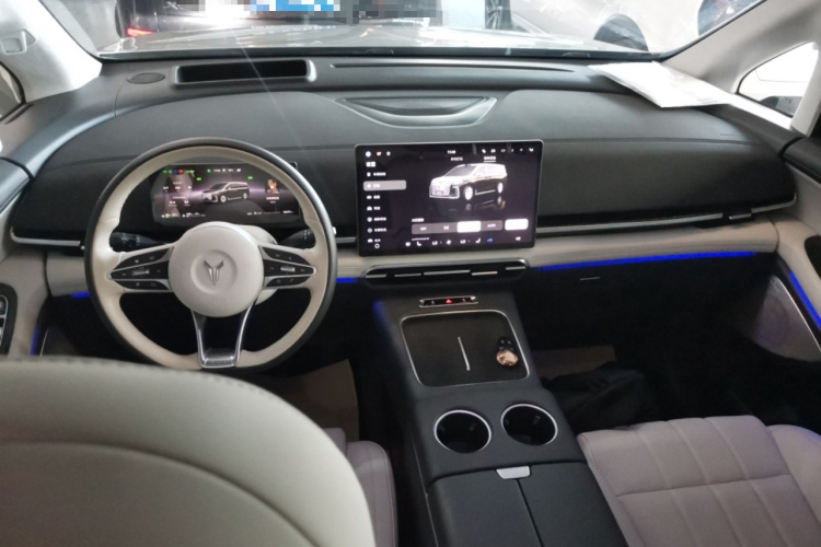 岚图汽车 岚图梦想家 2025款 PHEV 四驱旗舰乾崑版中控内饰7002