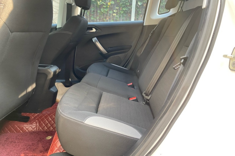 标致2008 2014款 1.6L 自动潮流版中控内饰7007