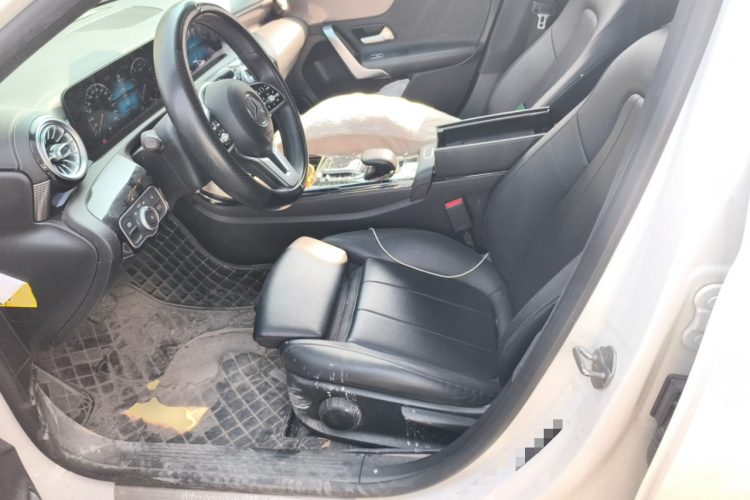 奔驰A级 2022款 改款 A 200 L 运动轿车动感型中控内饰19