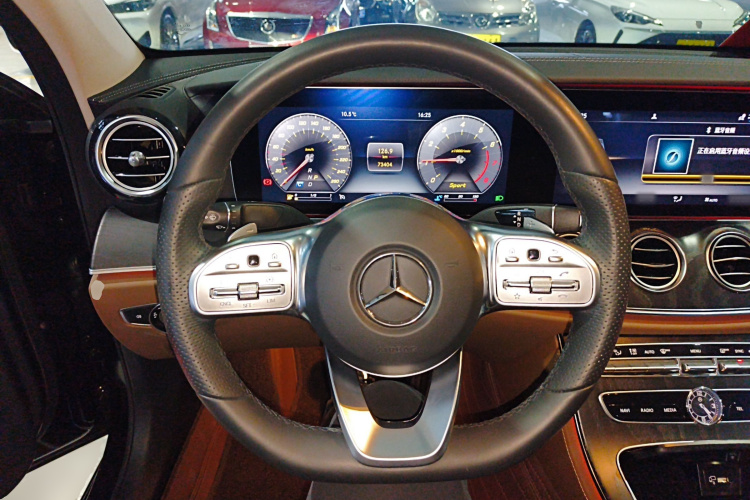 奔驰E级 2019款 E 300 L 运动时尚型中控内饰13