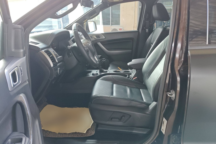 福特 撼路者 2017款 2.0T 汽油自动四驱豪华版 5座中控内饰20