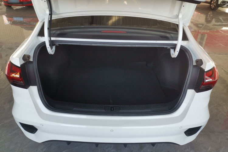 荣威i5 2021款 1.5L CVT铂金版机舱底盘23