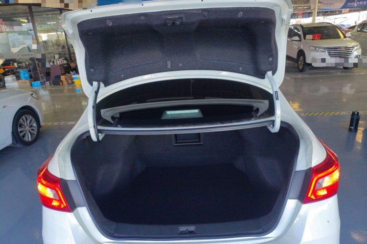 日产 轩逸 2021款 经典 1.6XL CVT豪华版机舱底盘23