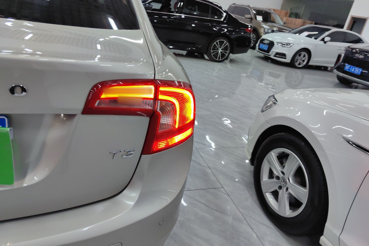 沃尔沃S60 2019款 S60L T3 智进版车身外观9