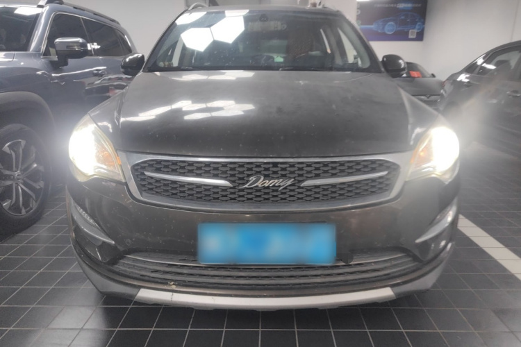 众泰 大迈X5 2017款 升级版 1.5T 手动豪华7座型车身外观2