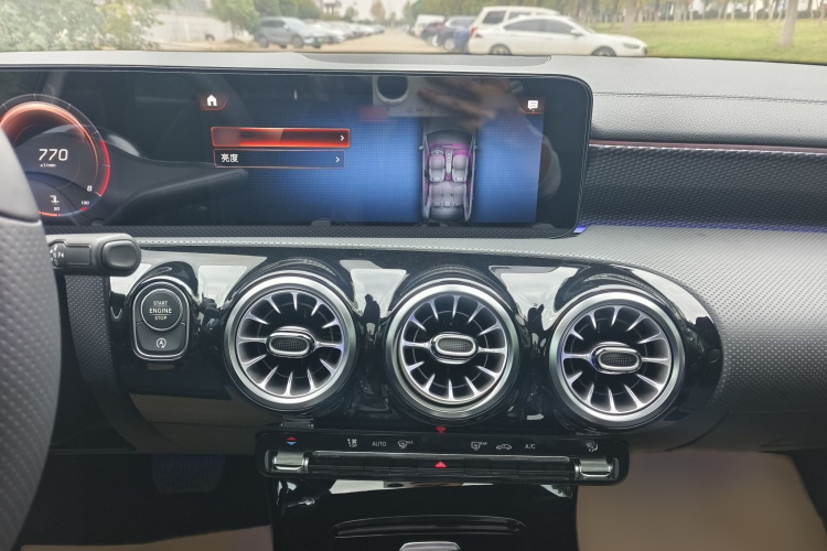 奔驰A级 2022款 改款三 A 200 L 运动轿车时尚型中控内饰7007