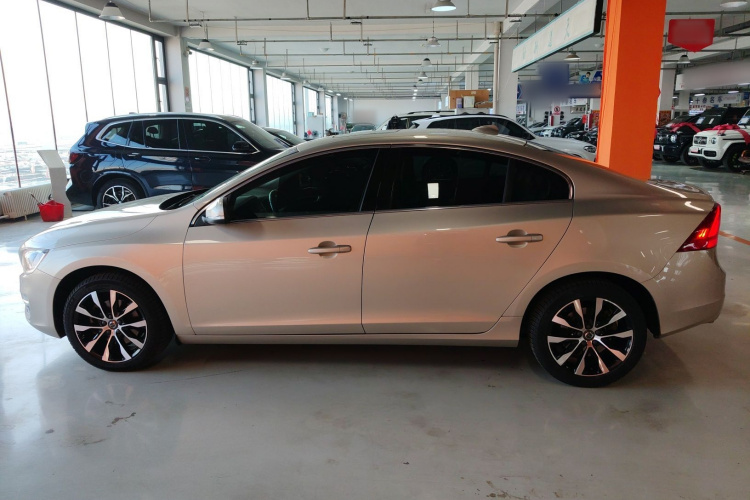 沃尔沃S60 2019款 S60L T3 智进版车身外观4