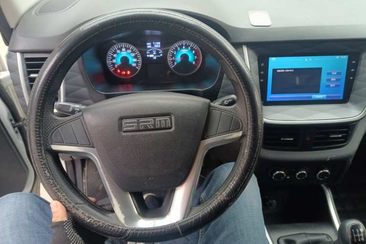 金杯 金海狮M经典 2022款 1.5L 旅行狮客车 6座中控内饰7002