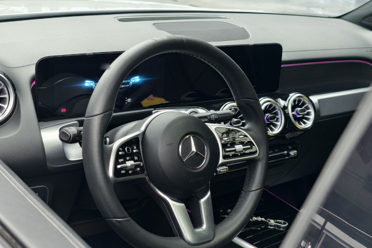 奔驰GLB 2022款 GLB 220 动感型中控内饰7001