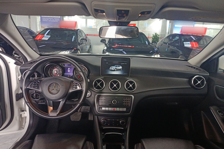 奔驰GLA 2018款 GLA 200 时尚型中控内饰12