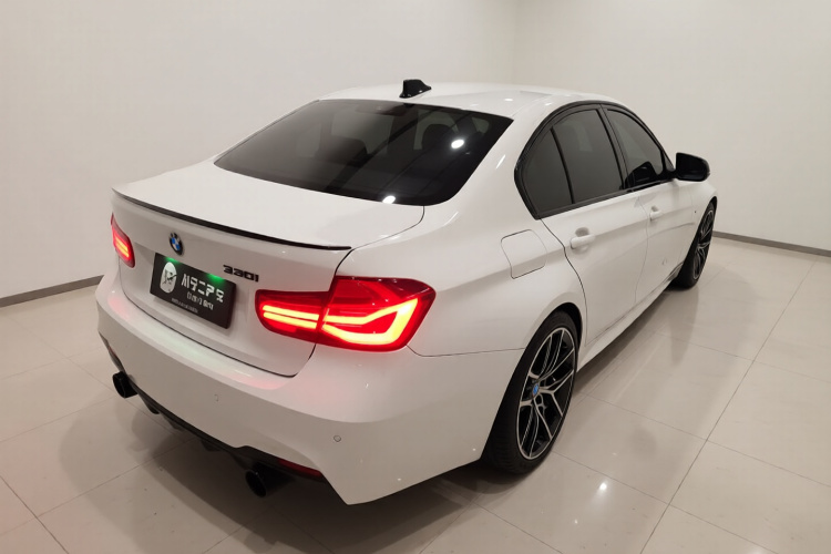 宝马3系 2019款 320i M运动曜夜版车身外观7