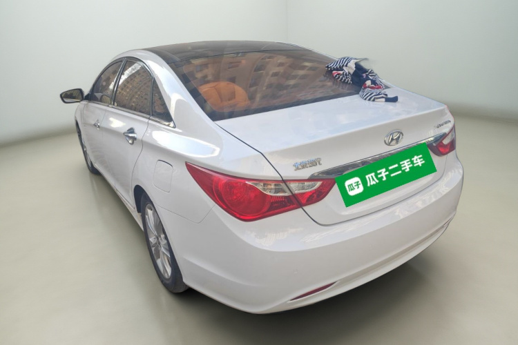 现代 索纳塔 2011款 2.0L 自动豪华版车身外观5