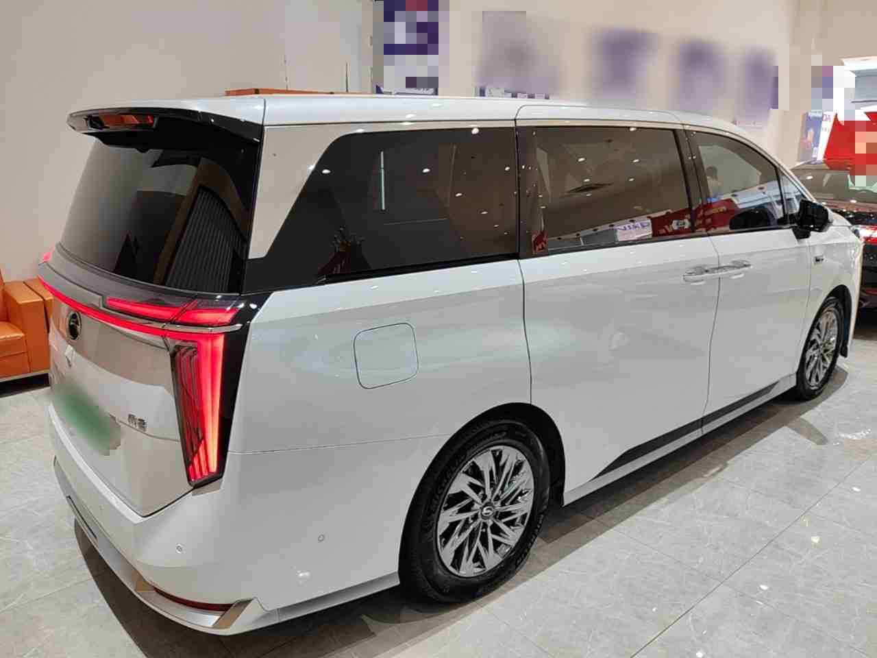 车辆右后45度外观展示