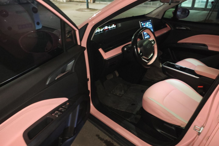 哪吒汽车 哪吒V 2022款 潮 400 Lite 粉色定制款中控内饰20