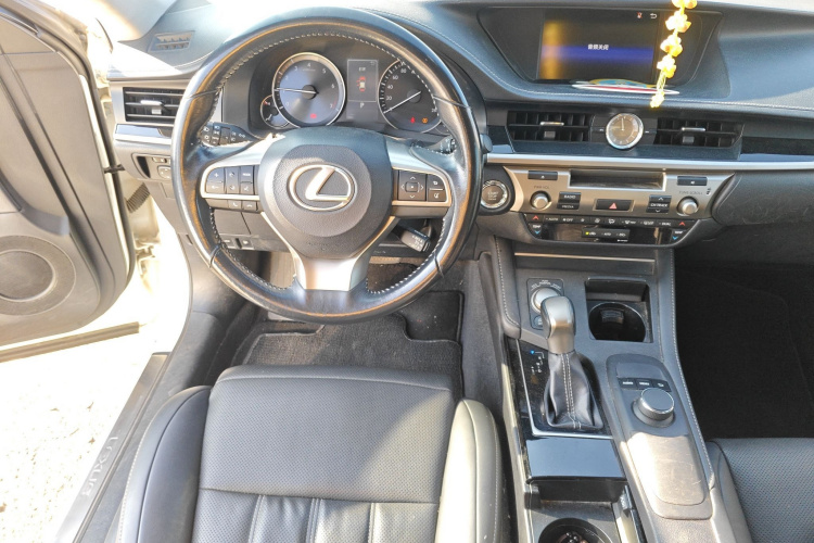 雷克萨斯ES 2015款 200 精英版中控内饰13
