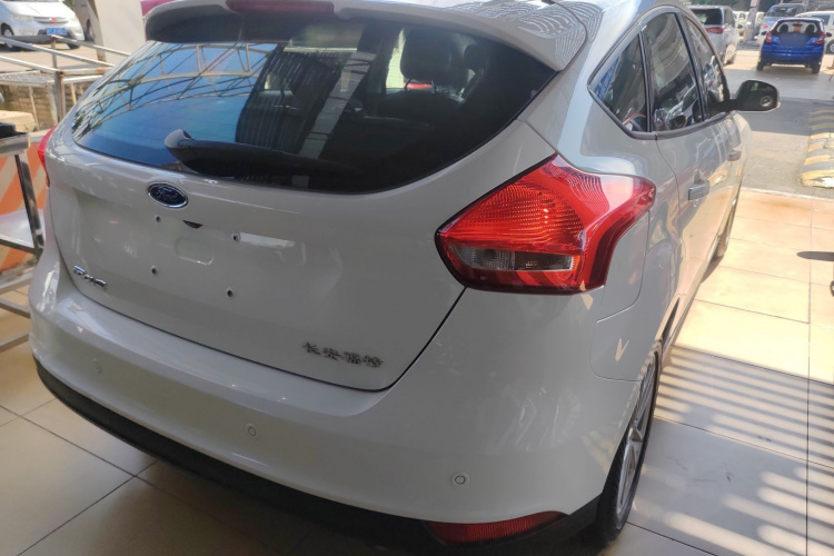 福特 福克斯 2018款 两厢经典 1.6L 自动风尚型智行版车身外观7