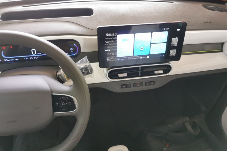 吉利银河 2025款 210km 熊猫骑士中控内饰12