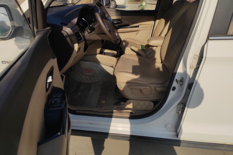 五菱汽车 五菱宏光 2015款 1.5L S1舒适国V中控内饰20