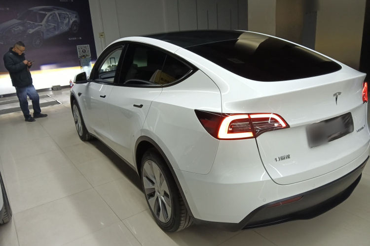 特斯拉 Model Y 2021款 标准续航后驱版车身外观4