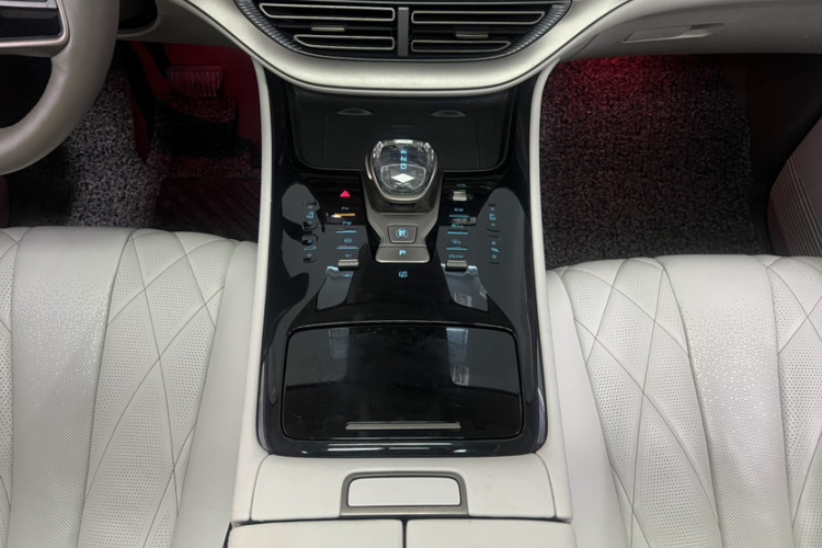 腾势D9 2022款 DM-i 970 四驱旗舰型局部细节18