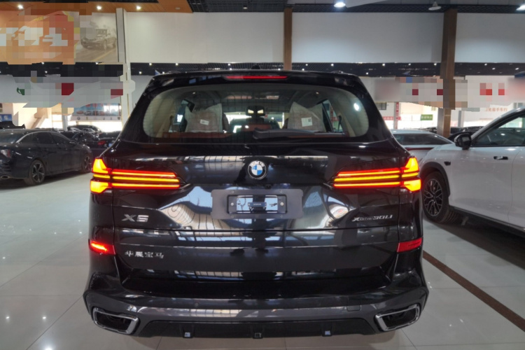 宝马X5 2026款 xDrive 30Li 尊享型M运动曜夜套装车身外观6