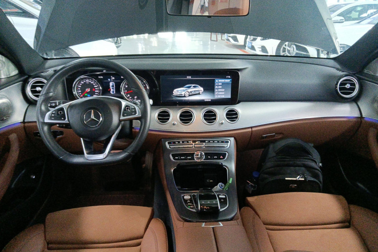 奔驰E级 2017款 E 200 运动型 4MATIC中控内饰12