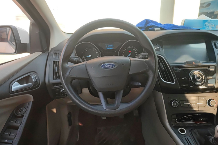 福特 福克斯 2015款 三厢 1.6L 手动舒适型中控内饰13