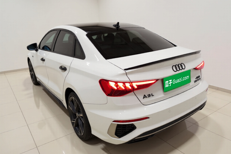 奥迪A3 2024款 A3L Limousine 35 TFSI RS套件燃速型车身外观5