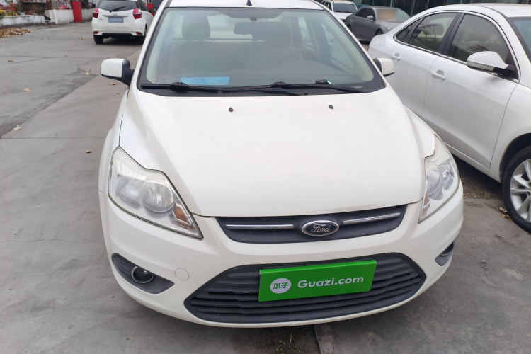 福特 福克斯 2013款 三厢经典 1.8L 手动基本型车身外观2