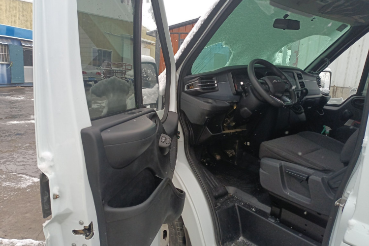 江铃福顺 2022款 2.0T 手动多功能乘用车中轴中高顶6-7座中控内饰7003