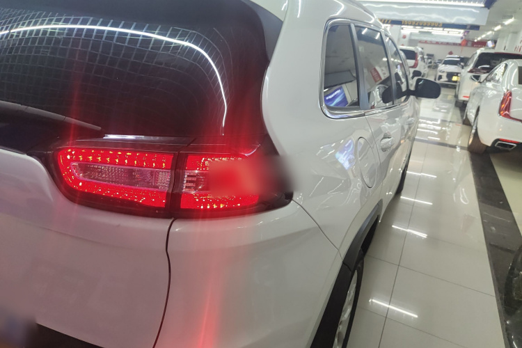 Jeep 自由光 2017款 2.0L 优越版车身外观9