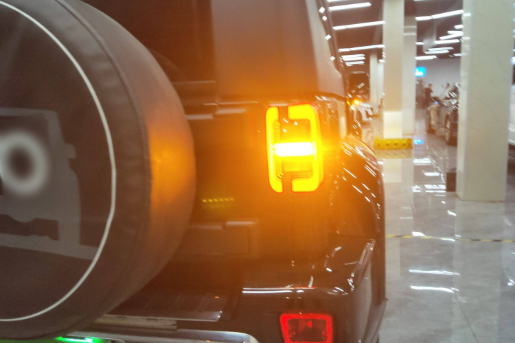 北京BJ40 2020款 2.0T 自动四驱城市猎人版至尊型车身外观9