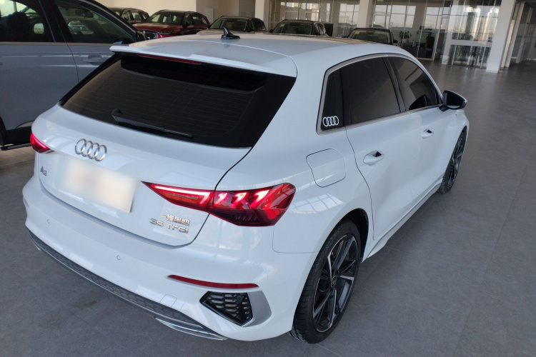 奥迪A3 2024款 Sportback 35 TFSI 时尚运动型车身外观7