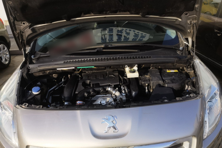 标致3008 2015款 1.6THP 自动潮流版机舱底盘24