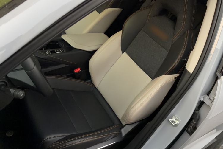 领克06 EM-P 2022款 PHEV 84KM续航版 Pro局部细节19