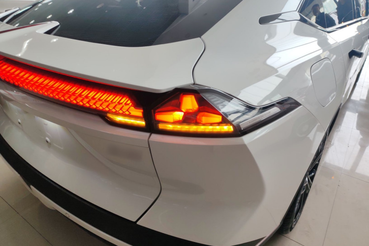 深蓝汽车 深蓝SL03 2023款 515MAX纯电版车身外观9