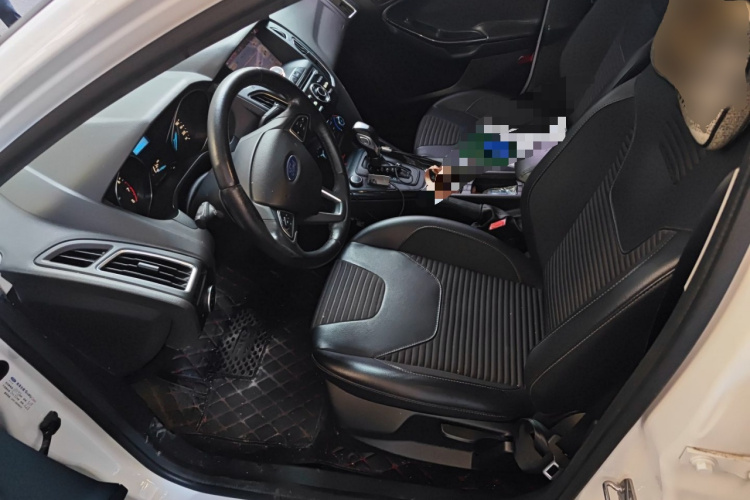 福特 福克斯 2018款 三厢经典 1.6L 自动风尚型智行版中控内饰19