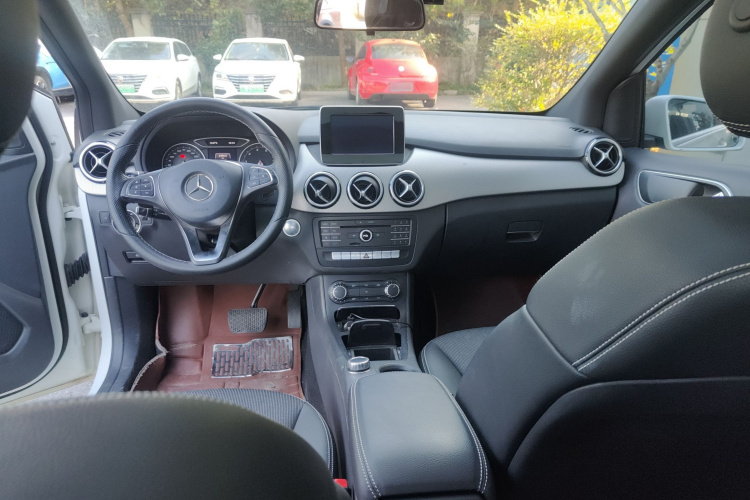 奔驰B级 2015款 B 200 动感型中控内饰12