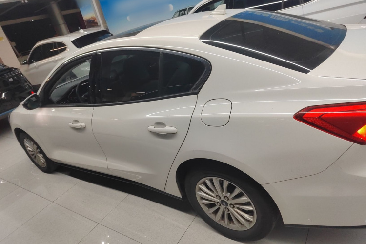 福特 福克斯 2021款 三厢 EcoBoost 180 自动锋潮型车身外观4