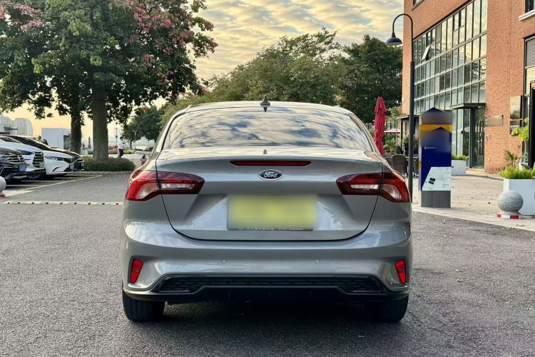 福特 福克斯 2022款 三厢 EcoBoost 180 自动竞速版车身外观6005