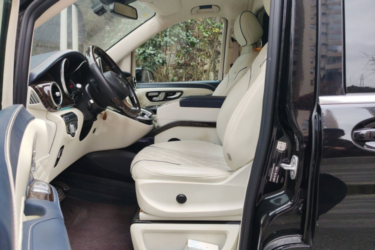 奔驰V级 2018款 V 260 L 尊贵加长版 国VI局部细节19