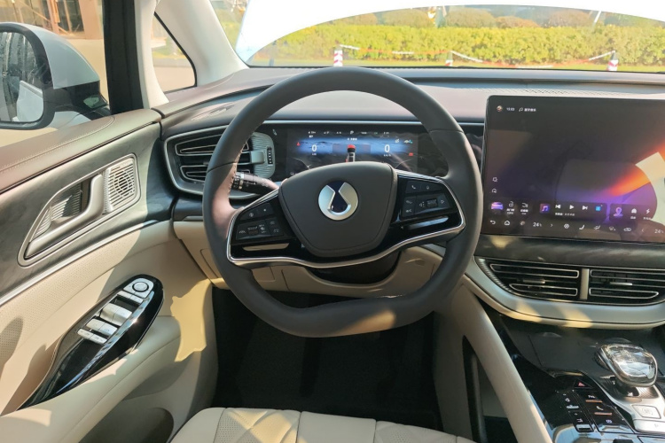 腾势D9 2024款 DM-i 970 豪华型中控内饰13