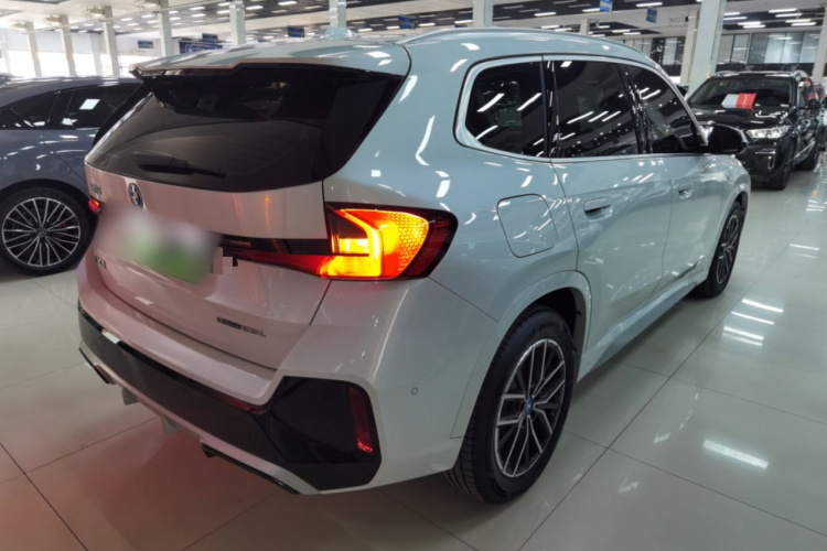 宝马iX1 2023款 eDrive25L M运动套装车身外观7