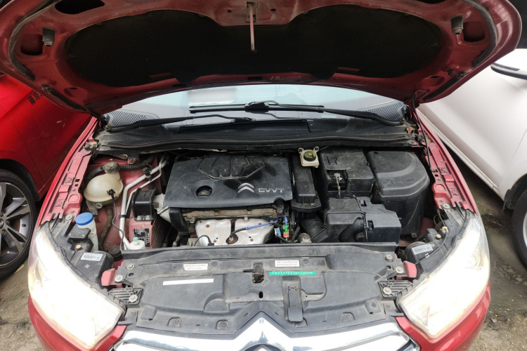 雪铁龙 世嘉 2013款 三厢 1.6L 自动品尚型机舱底盘24