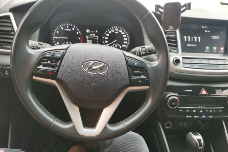 现代 途胜 2015款 1.6T 双离合两驱智能型中控内饰12