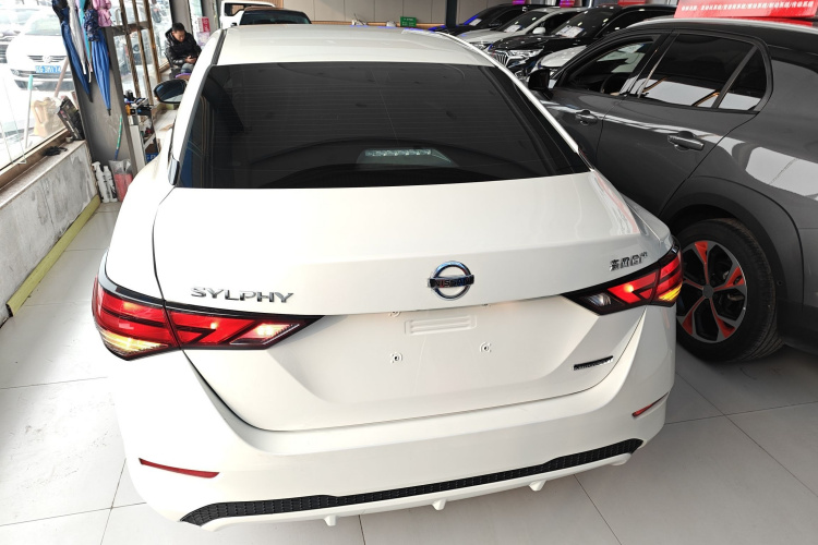 日产 轩逸 2020款 1.6L XL CVT悦享版车身外观6