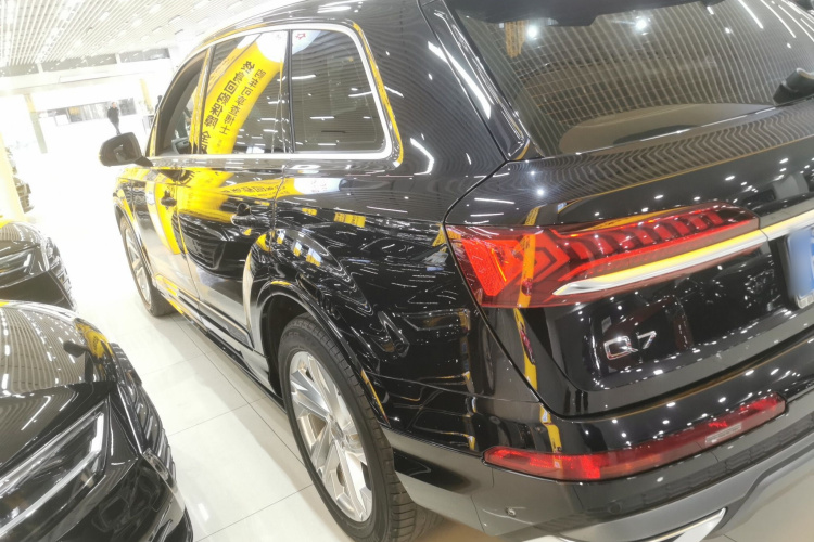 奥迪Q7 2020款 55 TFSI quattro S line运动型车身外观4