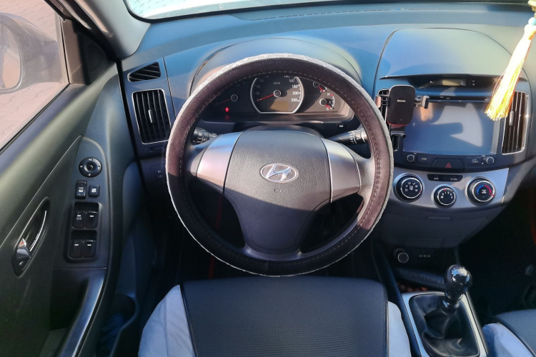 现代 悦动 2011款 1.6L 手动豪华型中控内饰13